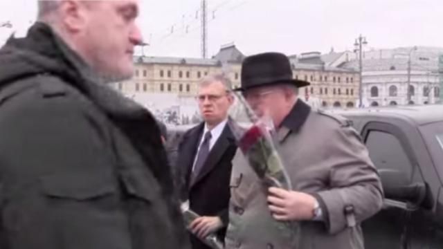 Посол США в действительности не принес на место гибели Немцова желто-голубые ленты Посол США в действительности не принес на место гибели Немцова желто-голубые ленты