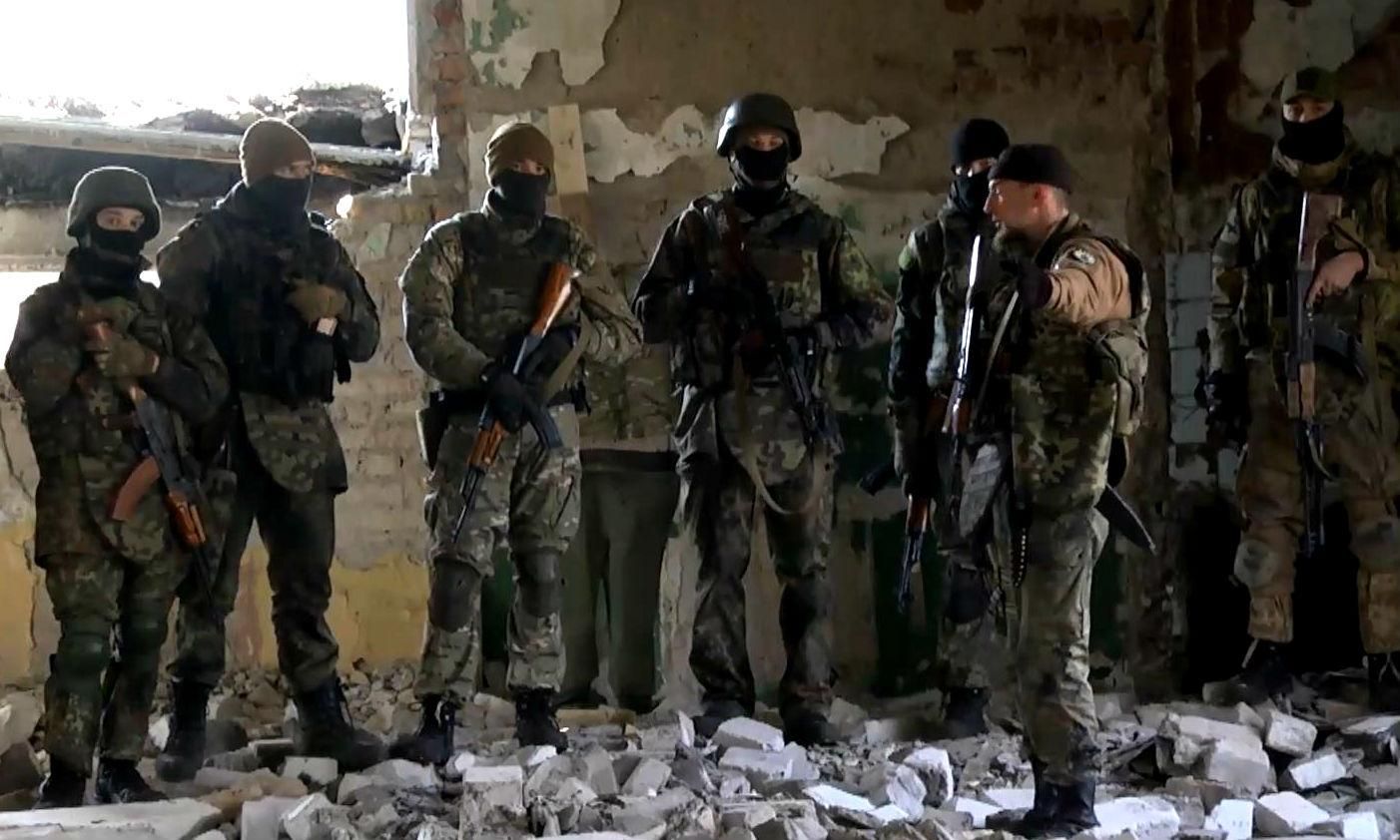 Полк "Азов" не прекращает боевых учений Полк "Азов" не прекращает боевых учений