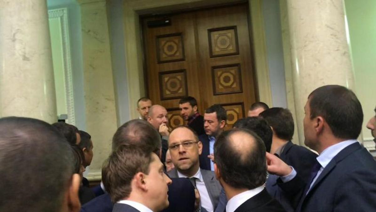 Ляшко і Мельничук побилися у Раді Ляшко і Мельничук побилися у Раді