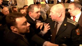 Кулаки как аргументы. В Раде устроили несколько драк, но не приняли ни одного документа