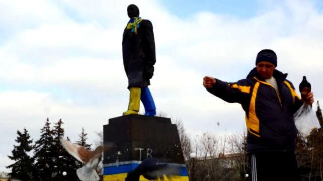 Фото дня. ЗСУ продовжують відведення важкого озброєння, на Донеччині Ленін став синьо-жовтим