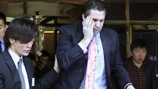 Посла США в Південній Кореї порізали бритвою Посла США в Південній Кореї порізали бритвою