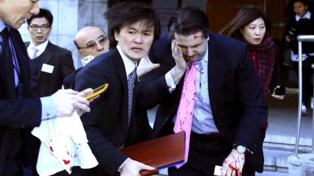 В Сеуле напали на посла США: ему порезали лицо и руки