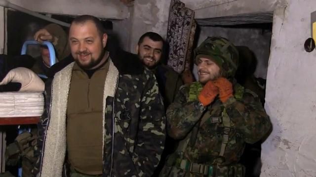 Бійці "Азову" у бункері жартуючи  перечікують бомбардування сепаратистів