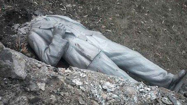 На лінії фронту упав Ленін На лінії фронту упав Ленін