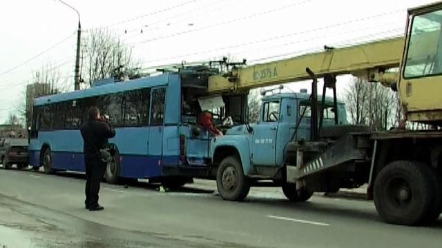 У Чернівцях кран в’їхав у тролейбус, є жертви У Чернівцях кран в’їхав у тролейбус, є жертви