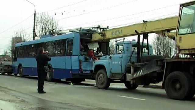 В Черновцах кран въехал в троллейбус, есть жертвы