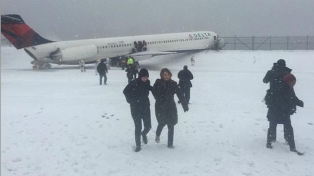 В Нью-Йорке самолет совершил аварийную посадку: минимум 24 пострадавших
