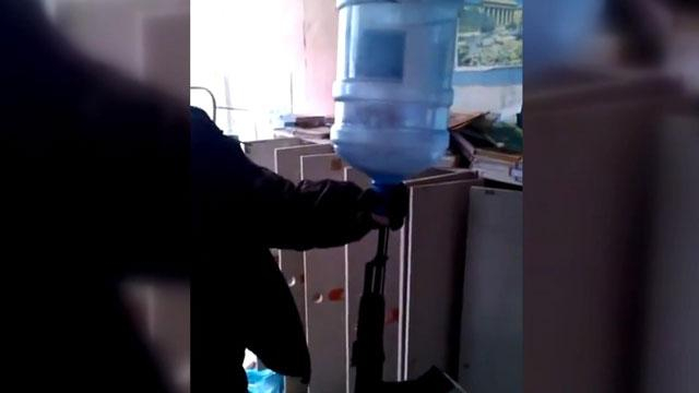 Террористы развлекаются в школьной библиотеке на Донбассе