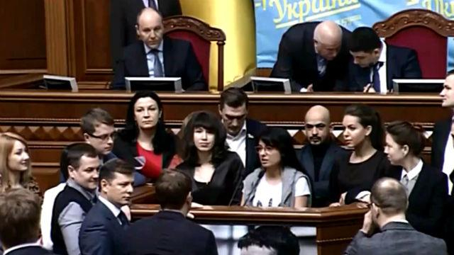 Женщины блокируют трибуну Рады: Нам не надо подарков, верните деньги,  принадлежащие государству