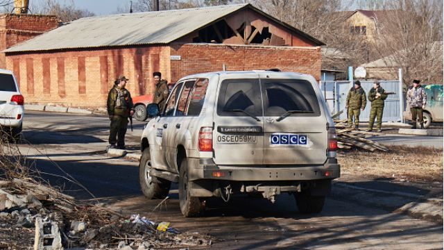 Автомобіль ОБСЄ потрапив в аварію на Донеччині Автомобіль ОБСЄ потрапив в аварію на Донеччині