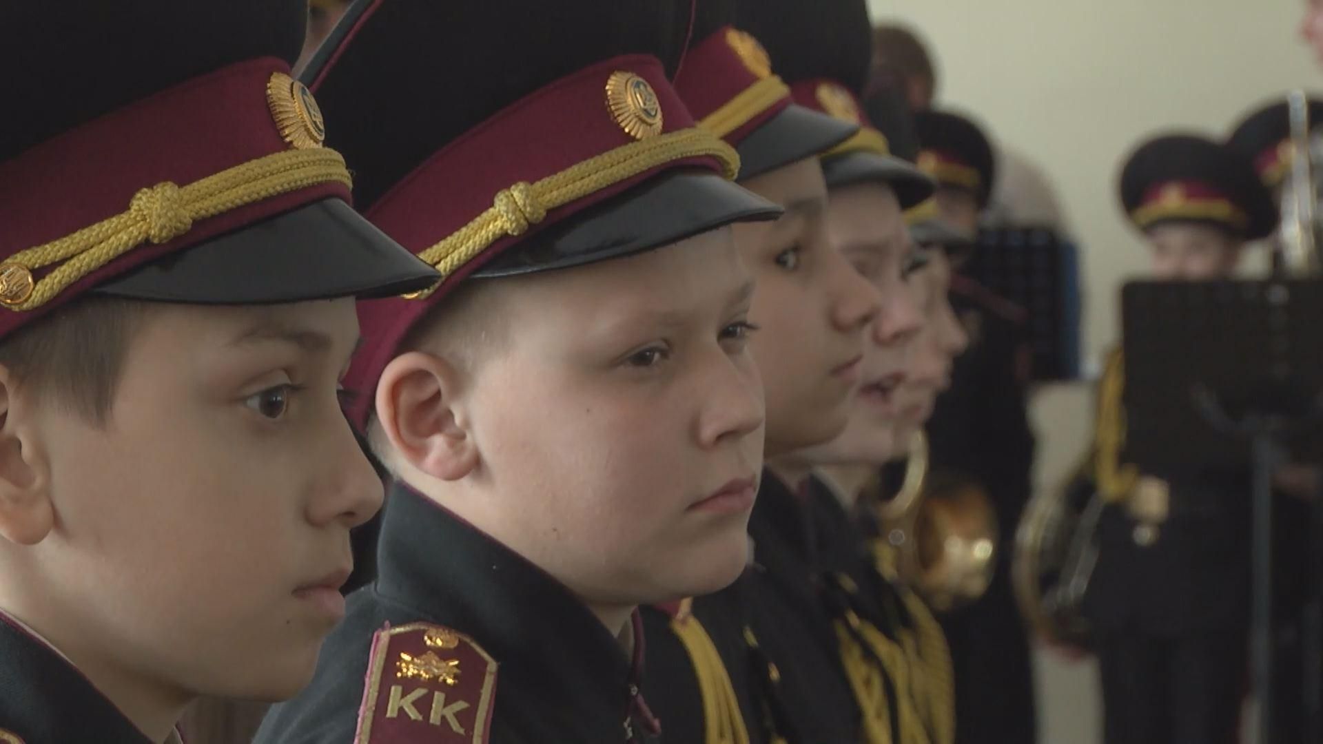 Киевские школьники устроили праздник для женщин-переселенцев Киевские школьники устроили праздник для женщин-переселенцев