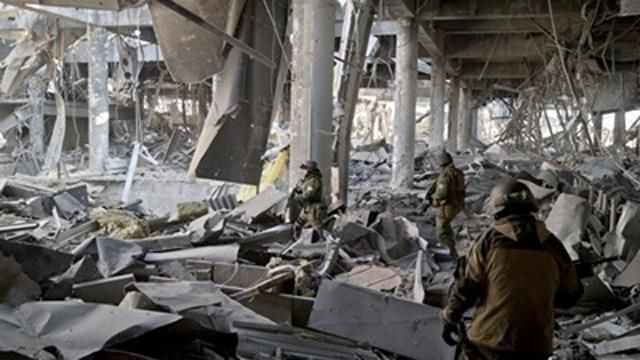 У зруйнованому донецькому аеропорті терористи утримують 100 українських військових