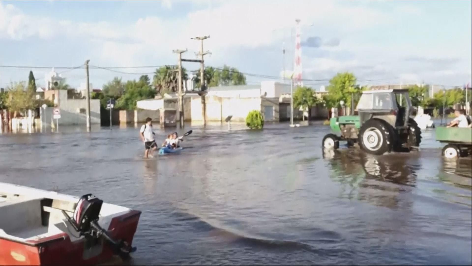 В Аргентине сильные наводнения В Аргентине сильные наводнения