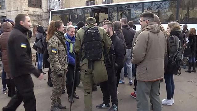 В полку "Азов" пополнение — новобранцев отправили на Восток В полку "Азов" пополнение — новобранцев отправили на Восток