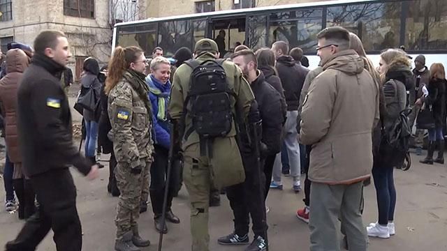 В полку "Азов" пополнение — новобранцев отправили на Восток