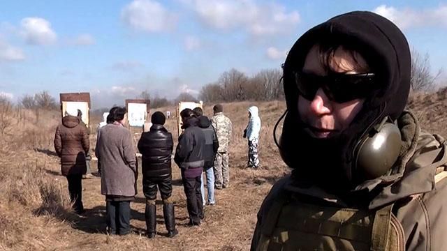 Женщины-добровольцы проходят военную подготовку Женщины-добровольцы проходят военную подготовку
