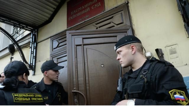 Подозреваемых в убийстве Немцова доставят в московский суд