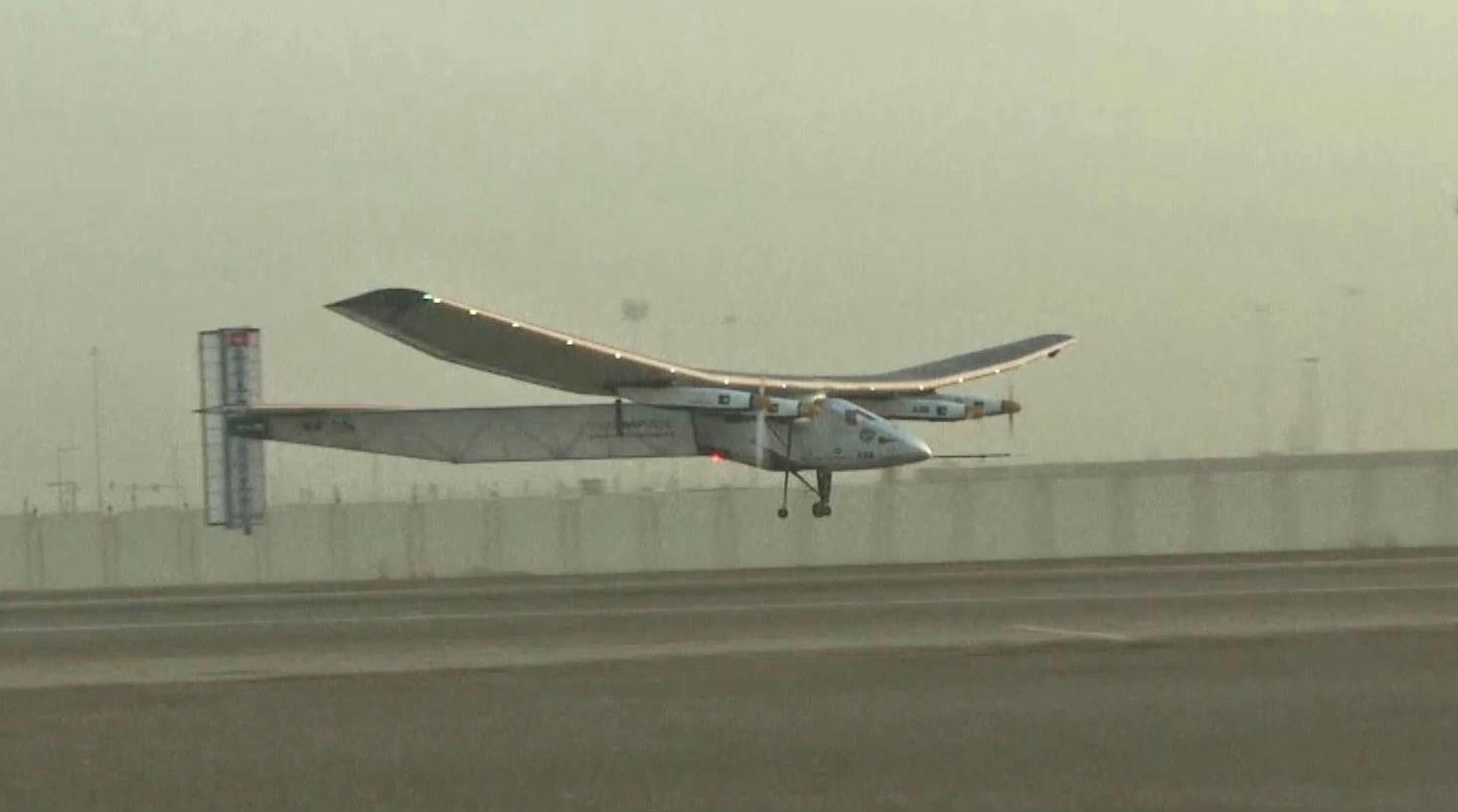Вперше літак здійснить навколосвітню подорож на сонячних батареях Вперше літак здійснить навколосвітню подорож на сонячних батареях