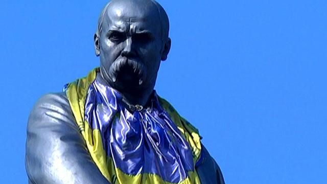 Несмотря на запрет марша, харьковчане принесли цветы к памятнику Шевченко Несмотря на запрет марша, харьковчане принесли цветы к памятнику Шевченко