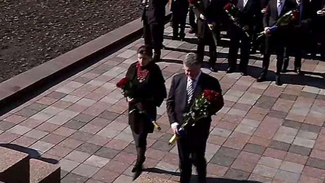 Петро Порошенко та Арсеній Яценюк поклали квіти до пам'ятника Кобзареві Петро Порошенко та Арсеній Яценюк поклали квіти до пам'ятника Кобзареві
