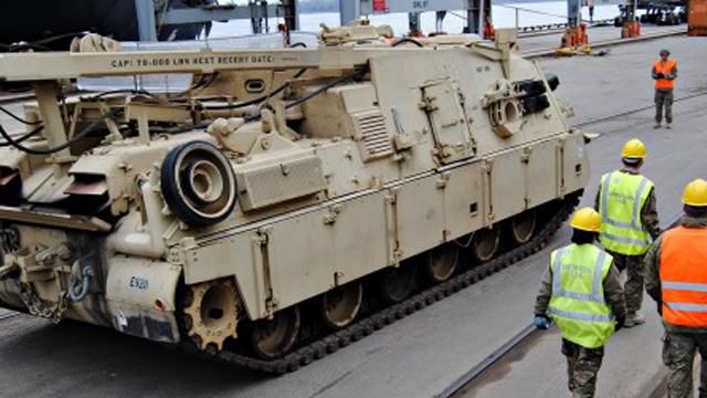 Американські танки та бронетехніку вивантажили у ризькому порту Американські танки та бронетехніку вивантажили у ризькому порту