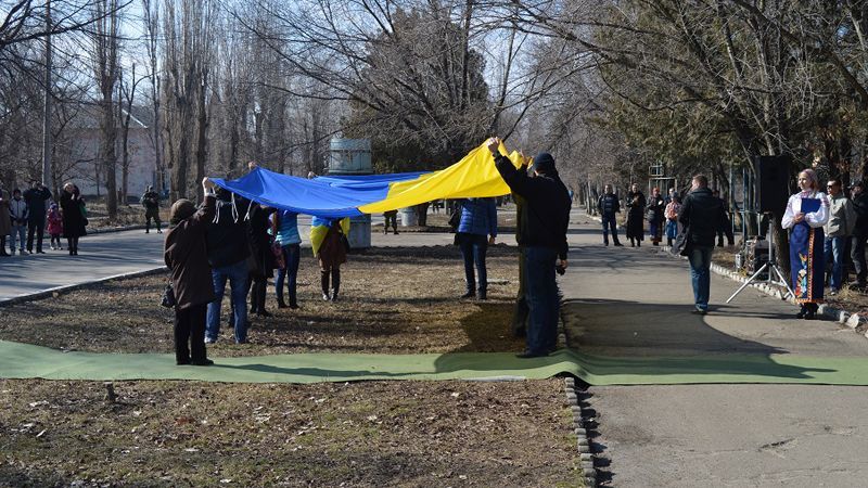 У Сєвєродонецьку розгорнули синьо-жовтий стяг біля пам’ятника Шевченку