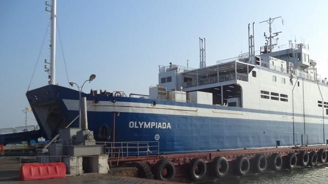 На Керченській переправі знову величезні черги вантажних автомобілів На Керченській переправі знову величезні черги вантажних автомобілів