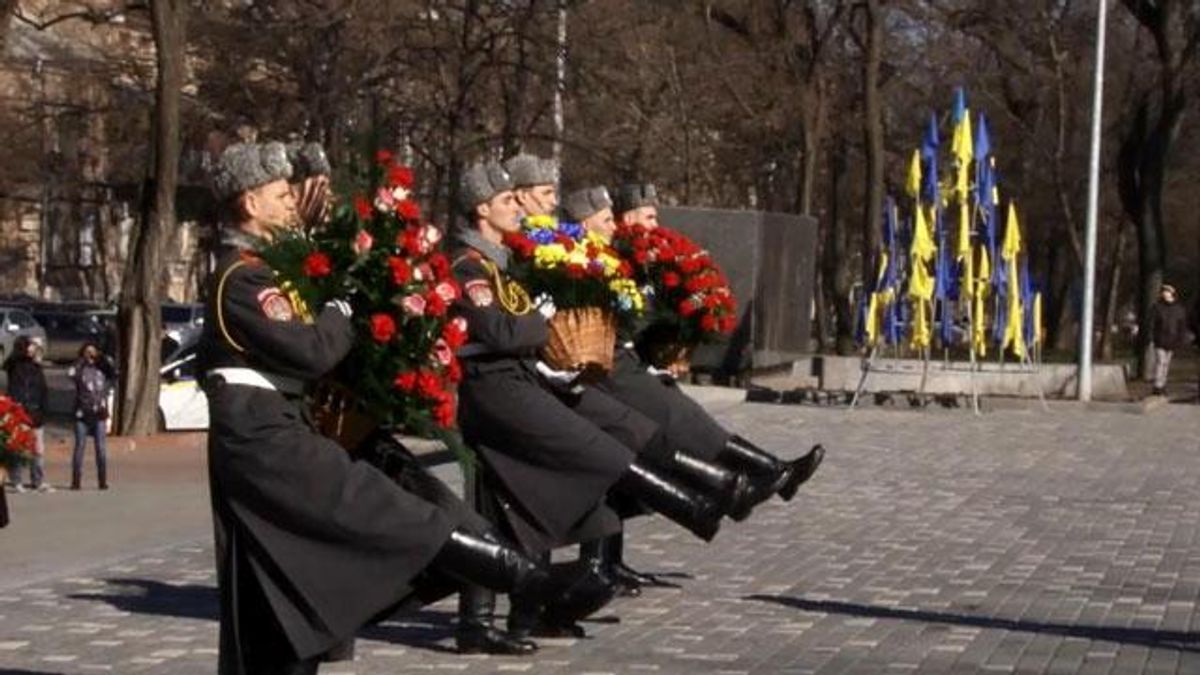 В Одессе военные моряки с почестями отдали дань Шевченко В Одессе военные моряки с почестями отдали дань Шевченко