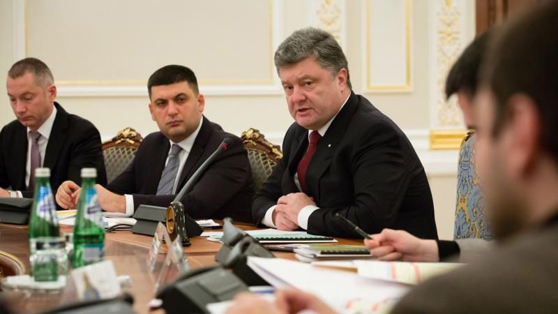 Порошенко анонсував "надзвичайно важливі рішення" на воєнному кабінеті Порошенко анонсував "надзвичайно важливі рішення" на воєнному кабінеті