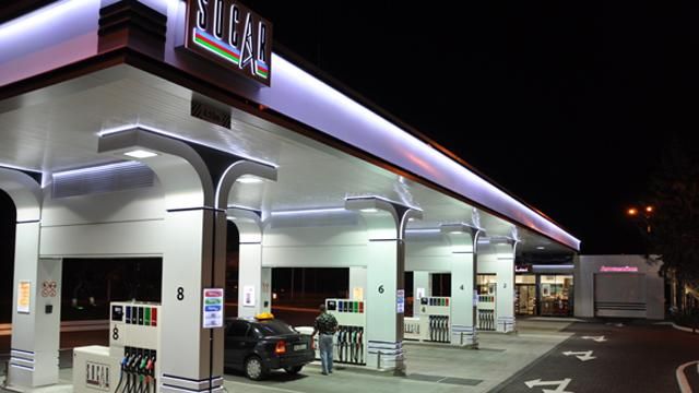 Крупнейшие сети АЗС снижают цены на горючее Крупнейшие сети АЗС снижают цены на горючее