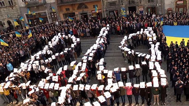 Во Львове тысячи школьников, студентов и жителей города исполнили полную версию гимна Украины