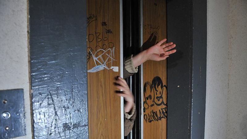 Трагедія у Харкові: дверима ліфта придушило 9-річного хлопчика