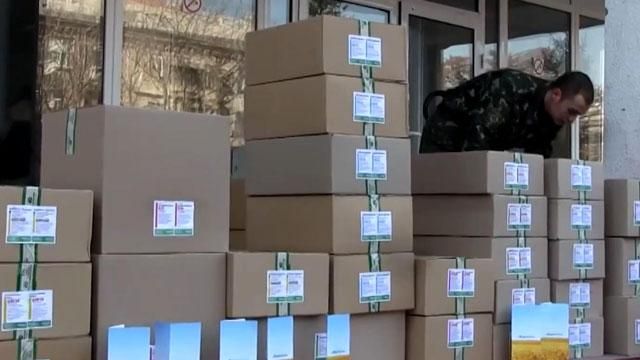 У Харкові волонтери передали госпіталю машину медикаментів У Харкові волонтери передали госпіталю машину медикаментів