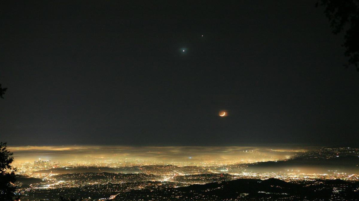 Американцы сфотографировали скрытую поверхность Венеры