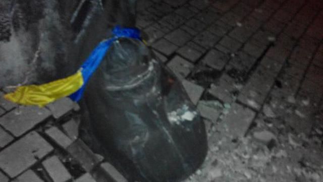 В Донецкой области свалили памятник Ленину В Донецкой области свалили памятник Ленину