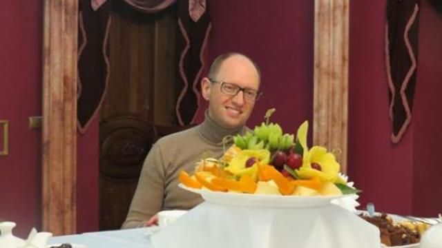 Гроші МВФ не можуть піти на соціальні виплати, пенсії та зарплати, — Яценюк Гроші МВФ не можуть піти на соціальні виплати, пенсії та зарплати, — Яценюк