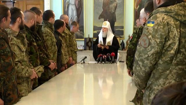 Филарет наградил медалями бойцов "Правого сектора" и Нацгвардии Филарет наградил медалями бойцов "Правого сектора" и Нацгвардии