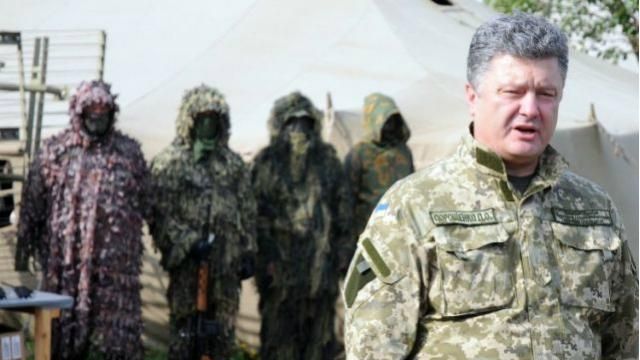 Порошенко нагородив 4 бійців за мужність