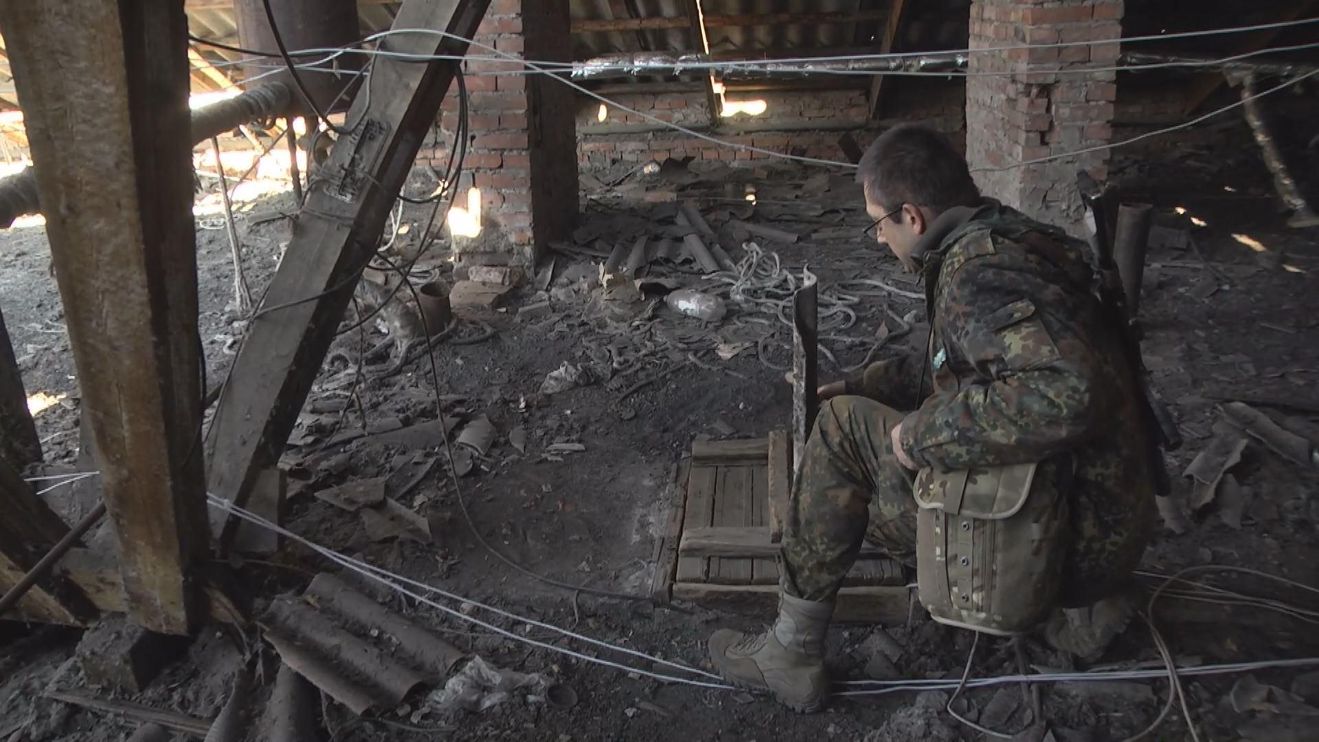Украинские бойцы в Счастье наблюдают как передвигается техника боевиков