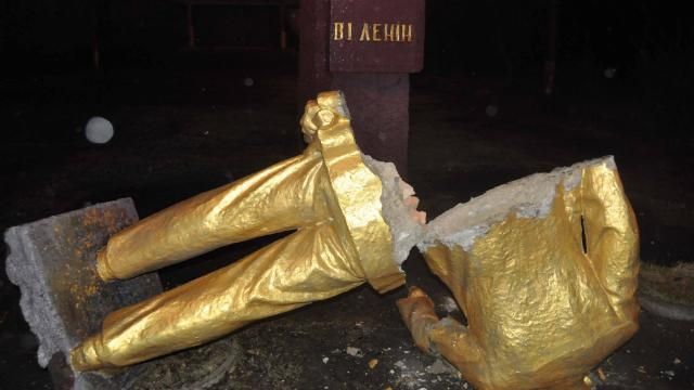 На Запорожье массовый "ленинопад": снесли 4 памятника Ильичу