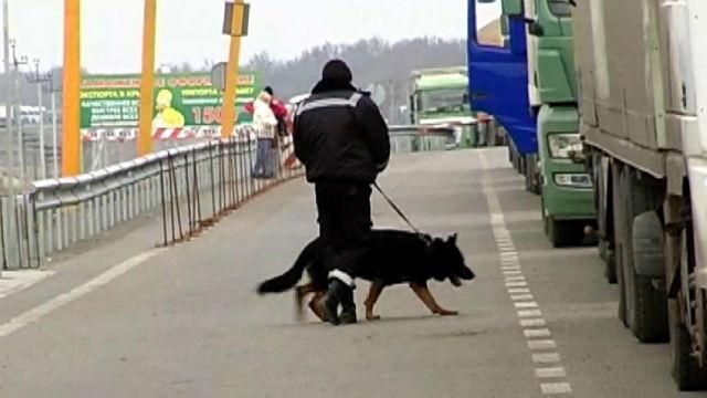 Водії вантажівок по кілька тижнів чекають на кордоні з Кримом 