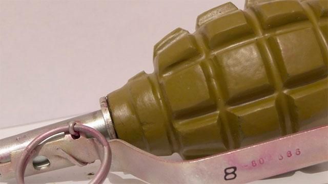 У Луганську сепаратисти зіграли в боулінг гранатою У Луганську сепаратисти зіграли в боулінг гранатою