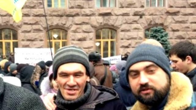 Найактуальніші кадри 13 березня: ленінопад у Запоріжжі, проплачений мітинг на Хрещатику