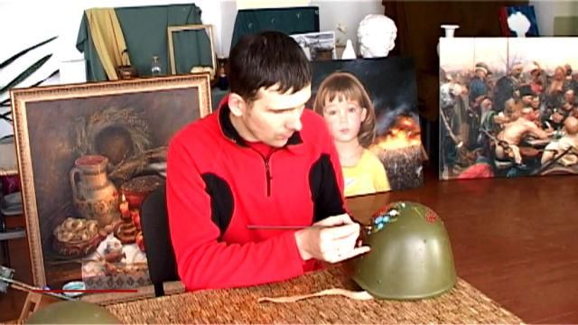 У Тернополі художник розмальовує радянські військові каски, щоб допомогти АТО