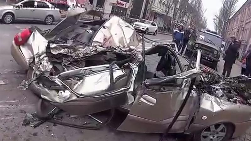 В Донецке танк раздавил легковушку