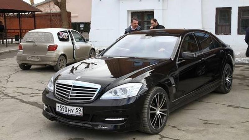 Стрелков разъезжает на роскошном "Мерседесе" Стрелков разъезжает на роскошном "Мерседесе"