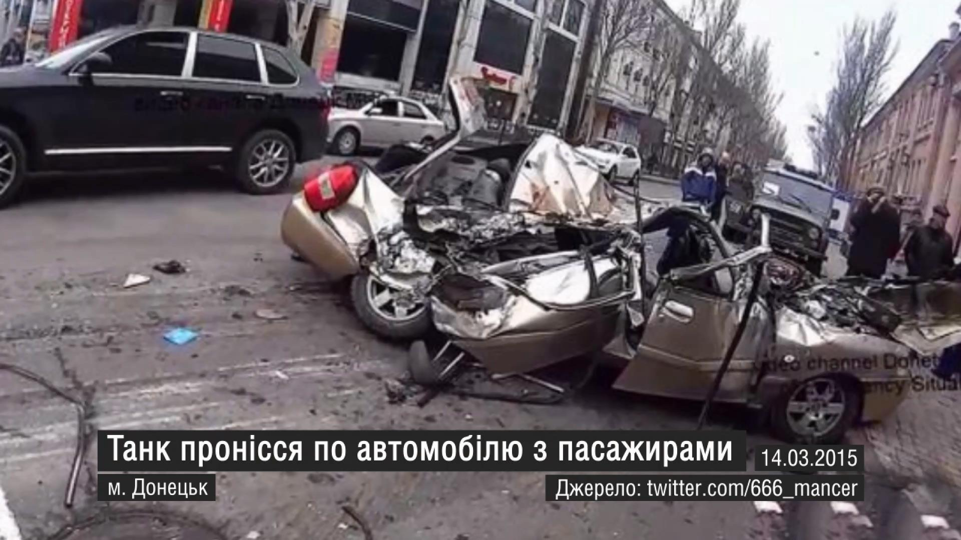 Самые актуальные кадры 14 марта: танк раздавил машину, в Мариуполе создали "живую цепь"