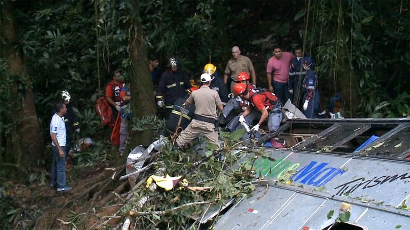 В Бразилии автобус упал в пропасть: более 40 погибших