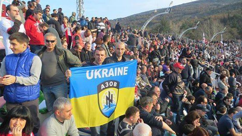 На регбійному матчі Грузія-Росія розгорнули прапор "Азова" На регбійному матчі Грузія-Росія розгорнули прапор "Азова"